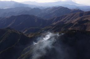 神奈川・秦野の山林火災、鎮圧のめど立たず 消火活動続く