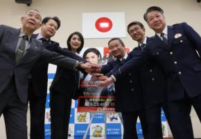 天海祐希さんが福岡県警本部に登場 詐欺防止へ「疑って見抜く力を」