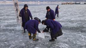 御神渡りの出現へ「寒波に最後の望み」　諏訪湖で今季初の氷上観察