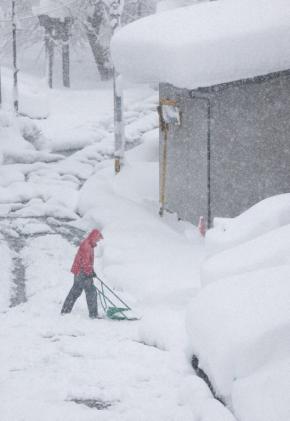 新潟で雪かき中の事故相次ぐ 死者計17人 積雪2メートル超えも
