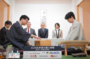 藤井王将、力戦に誘導　永瀬九段は強気な対応　王将戦第3局始まる