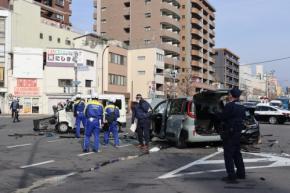 京都で乗用車3台絡む事故　はねられた歩行者ら2人搬送　