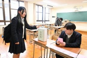 将来の有権者も「一票」　京都・洛東高校で模擬選挙「責任感じた」