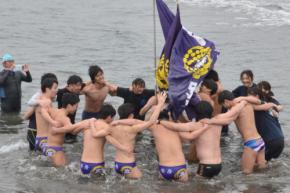 120年の歴史途切れさせない 寒中水泳大会復活 千葉・館山
