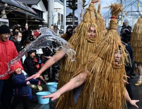 「カッカッカー」　奇声上げる「加勢鳥」に見物客は水バシャッ　山形