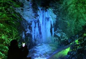 雄大な滝が「氷の芸術」に　平湯大滝ライトアップ　奥飛驒温泉郷