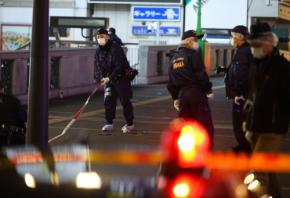 大阪・ミナミで3人刺され17歳死亡　逃走の20代とは知人同士か