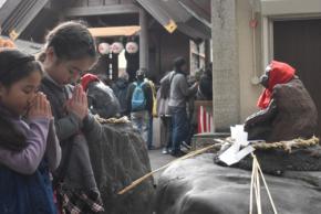 「災い去る」「落ちない」　猿面求め長い列　福岡の神社で初庚申大祭