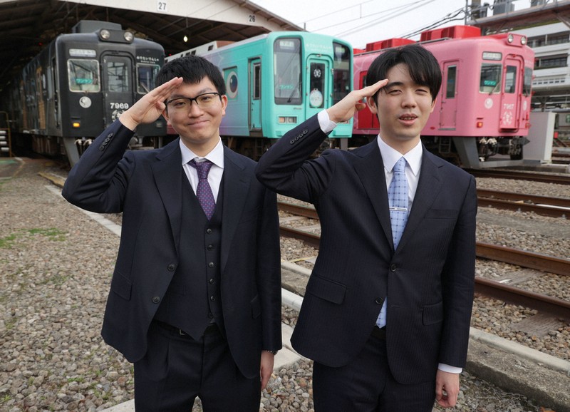 「めでたいでんしゃ」前で記念撮影も　王将戦前夜祭、ファン楽しむ