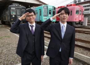 「めでたいでんしゃ」前で記念撮影も　王将戦前夜祭、ファン楽しむ