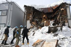 雪で崩れ、タンスが道路に…青森市初、特定空き家の緊急代執行に着手
