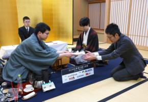 永瀬九段、決断の一手　藤井王将の攻め封じる　王将戦第4局1日目