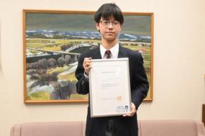 中学2年生、独学で国家資格など6資格取得 大卒レベルの資格も