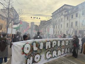 閉会式の会場近くで反五輪デモ　イスラエル参加「おかしい」の声も