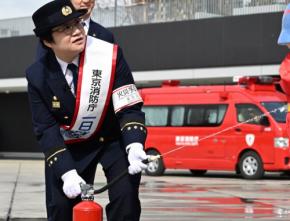 ハリセンボン近藤春菜さん、一日消防署長に 「日ごろの備えが大切」