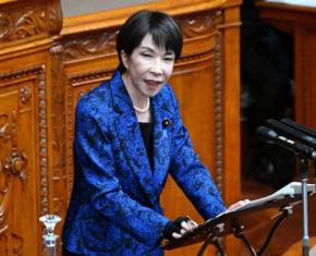 首相が配布のカタログギフト　1人約3万円、計945万円相当か