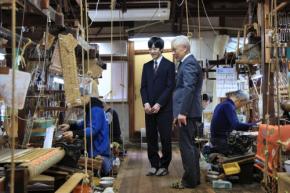 悠仁さま、西陣織の織元を見学　機織りも体験、装束の伝統に関心
