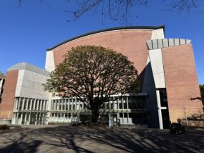 東京芸大のコンサートホールで天井の一部落下　人的被害なし