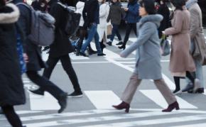 制服に入学金…困窮世帯の4割、新生活で借金　公的支援届かず