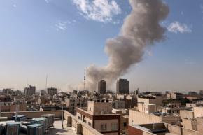 イスラエル、イランで複数の軍事施設を同時攻撃か　市民はパニックに