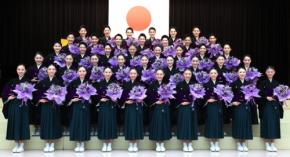 いざ「憧れの舞台」へ　宝塚音楽学校で卒業式、40人が校舎に別れ