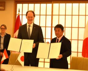 日本とカナダ、有事の自国民の退避協力で署名 空港閉鎖など想定