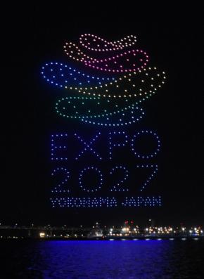 ドローン500機が夜空彩る 「花博」開幕まで1年 横浜でイベント