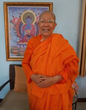 タイ初の女性僧侶ダンマナンダ氏　81歳の10分間「SNS法話」が人気