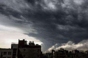 テヘランで「黒い雨」降り注ぐ　石油貯蔵施設への空爆が影響か
