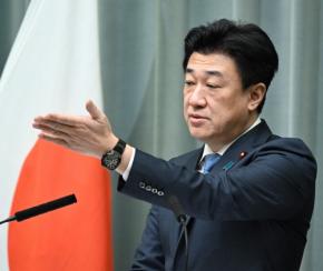 官房長官「市場動向注視し、万全の対応とる」　株価急落と円安進行で