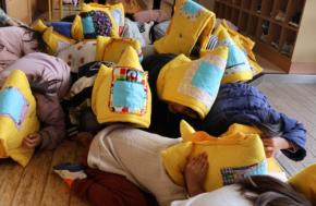 「だんごむしのポーズ」で身を守る　幼稚園児が地震防災訓練　静岡
