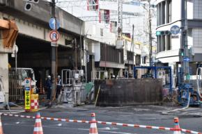 大阪の鋼管隆起、地盤固める作業開始　地下に空洞か　規制解除に数日