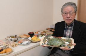 和紙で本物そっくりに　80歳が作る「フェイクフード」　SNS絶賛