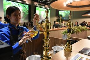 説明聞くより味わおう　「プレモル」誕生のビール工場でナイトツアー