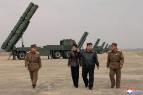 北朝鮮が大型ロケット砲の発射訓練　「420キロ以内に破壊的威力」