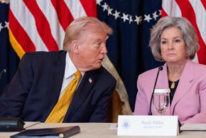 トランプ大統領、側近ワイルズ首席補佐官の乳がん公表 職務は継続