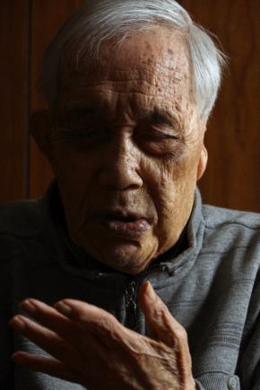 問いに答えるために目を閉じ… 母も学友も失った「被爆教師」