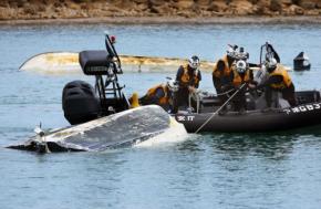 辺野古沖で転覆の2隻「不屈」「平和丸」とは 裏返ったまま漁港へ
