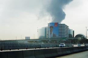 ドバイ国際空港付近にもドローン攻撃で火災 全発着便が一時停止