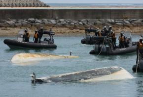 辺野古沖の転覆 負傷者は高校生ら計14人に 骨折や擦り傷など