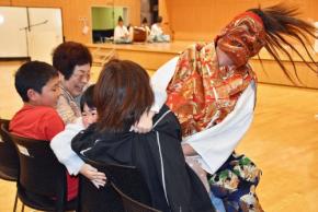 福岡・みやこ町制20周年　神楽の鬼が子どもたち驚かし祝福