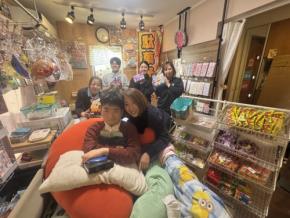 人工呼吸器の18歳が店主 一家の思いが詰まった駄菓子屋