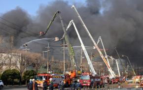 韓国・自動車部品工場の火災 死者は11人に、3人行方不明