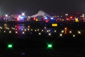 機長ら2人死亡、40人搬送 NYの空港でエアカナダ機が衝突