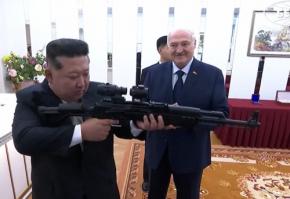 ベラルーシ大統領、金正恩氏にライフル銃プレゼント　平壌会談で