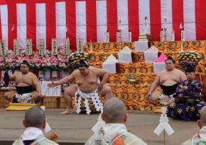 成田山新勝寺で両横綱、土俵入り披露 市川團十郎さんも登場