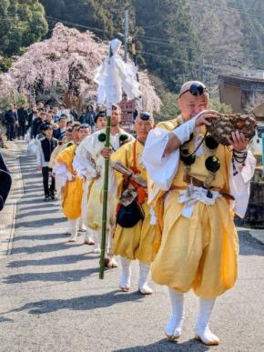 桜を背に修験者と「滝まいり」 火渡り修行も 赤目四十八滝渓谷