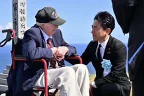 硫黄島の戦い経験した元米軍人　摺鉢山への登頂実現に涙