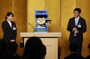 入社式にもAI 新入社員の「30年後」投影 AI社長と質疑も