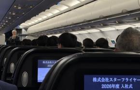 漆黒の機体と記念撮影　スターフライヤー、初の機内入社式　福岡